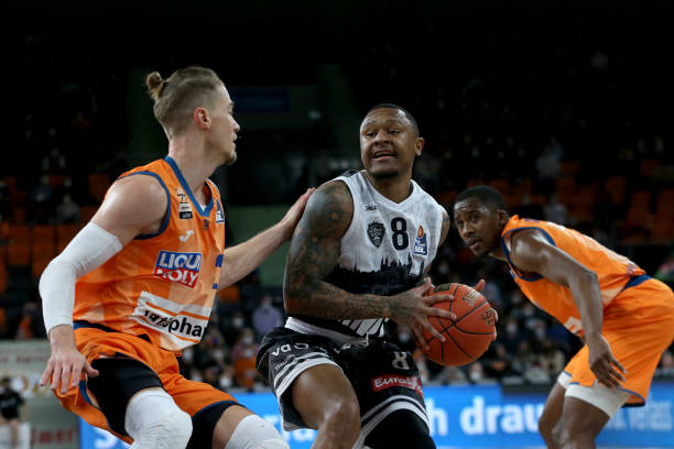 先后签下了 先后签下了